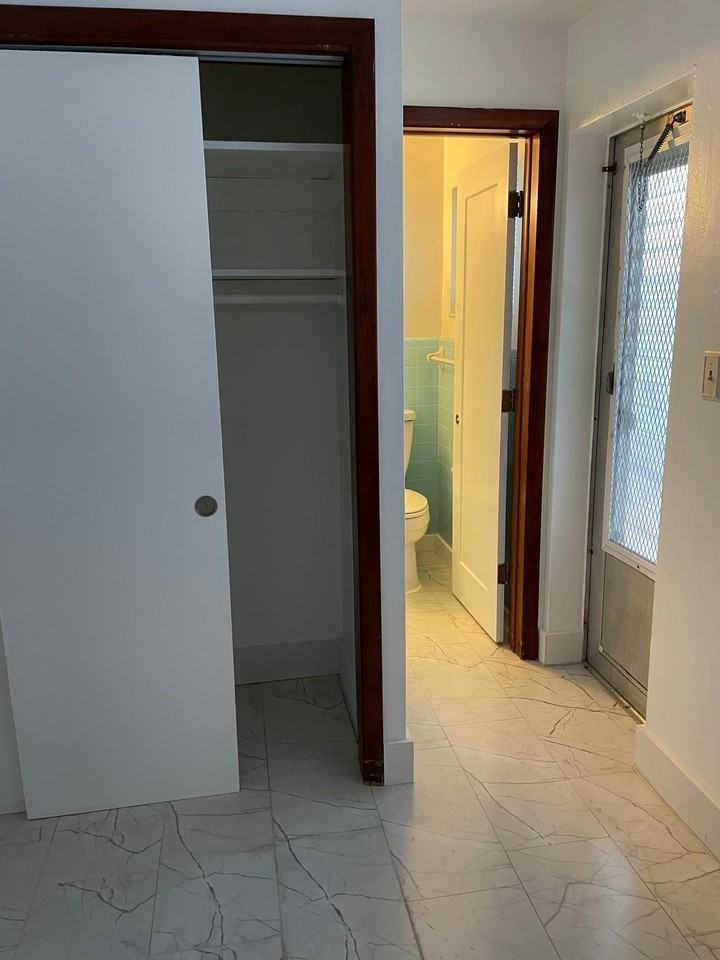 930 Ne 17th Ter #1-5 - Photo 6 of 13