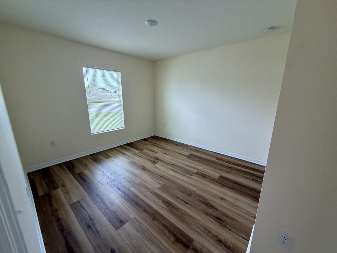 597 Nw Kilpatrick Ave - Photo 6 of 38