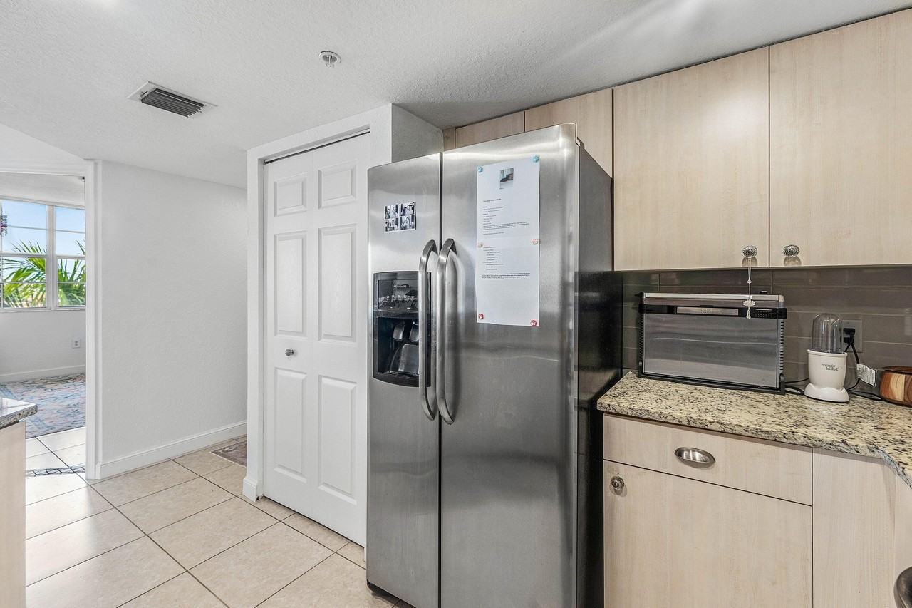 1801 N Flagler Dr #716 - Photo 7 of 38