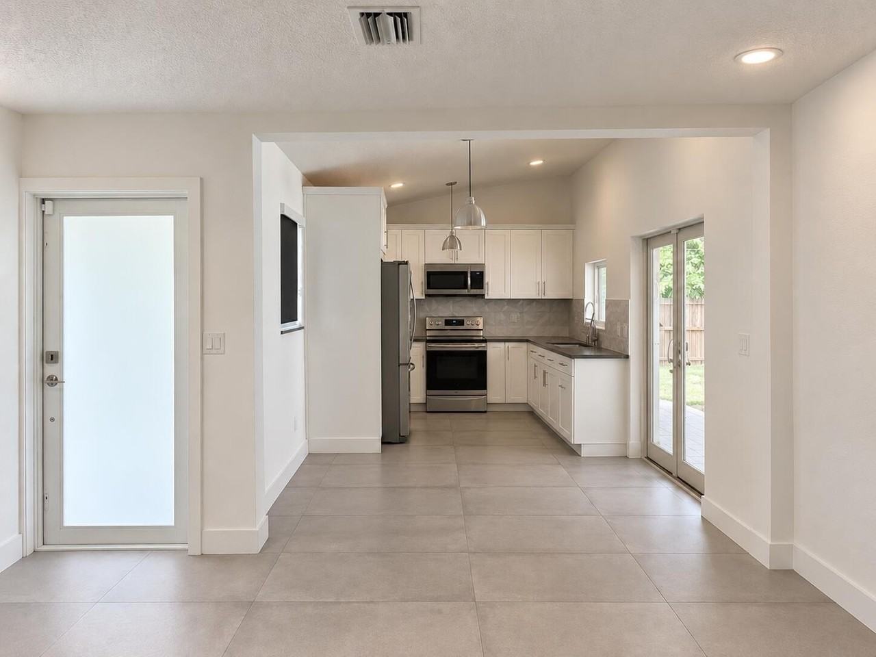 6520 Hayes St - Photo 4 of 16