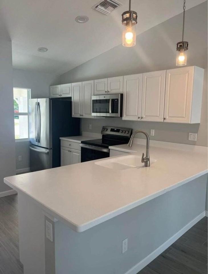 1250 Nw Antoch Ave - Photo 4 of 8