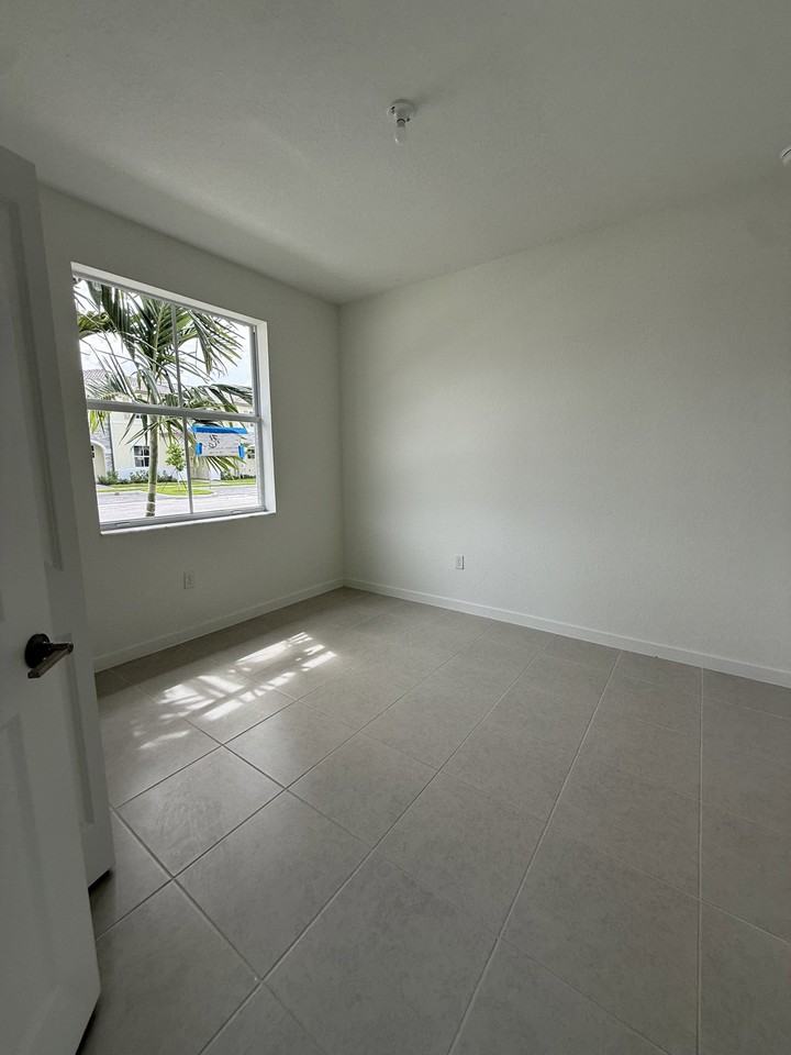 2597 Se 25th Ter - Photo 3 of 8