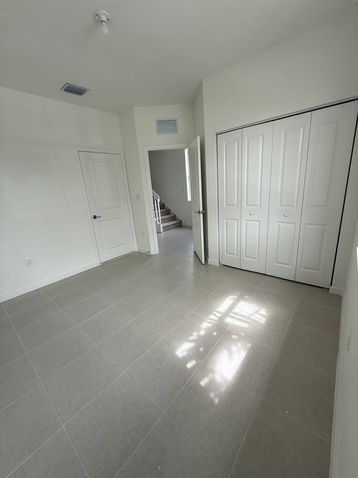 2597 Se 25th Ter - Photo 4 of 8