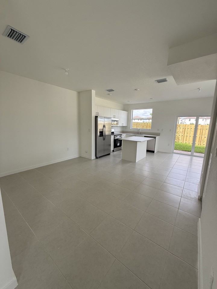 2597 Se 25th Ter - Photo 6 of 8