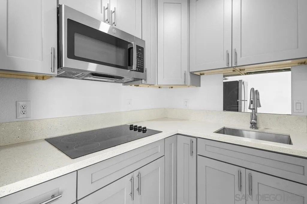 251 Sandstone St - Photo 3 of 24