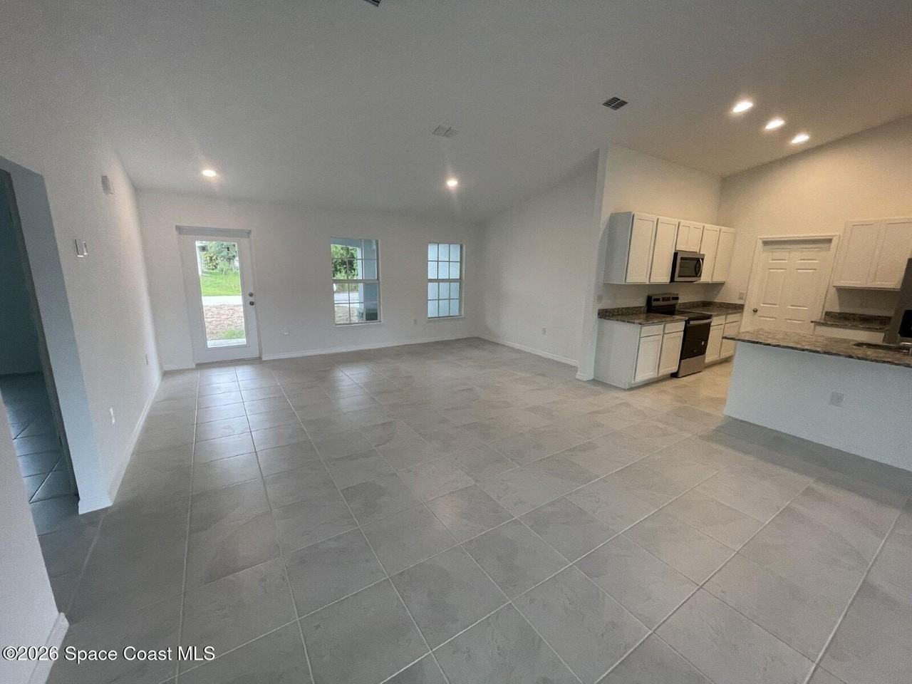 842 Buchanan Ave Se - Photo 4 of 22