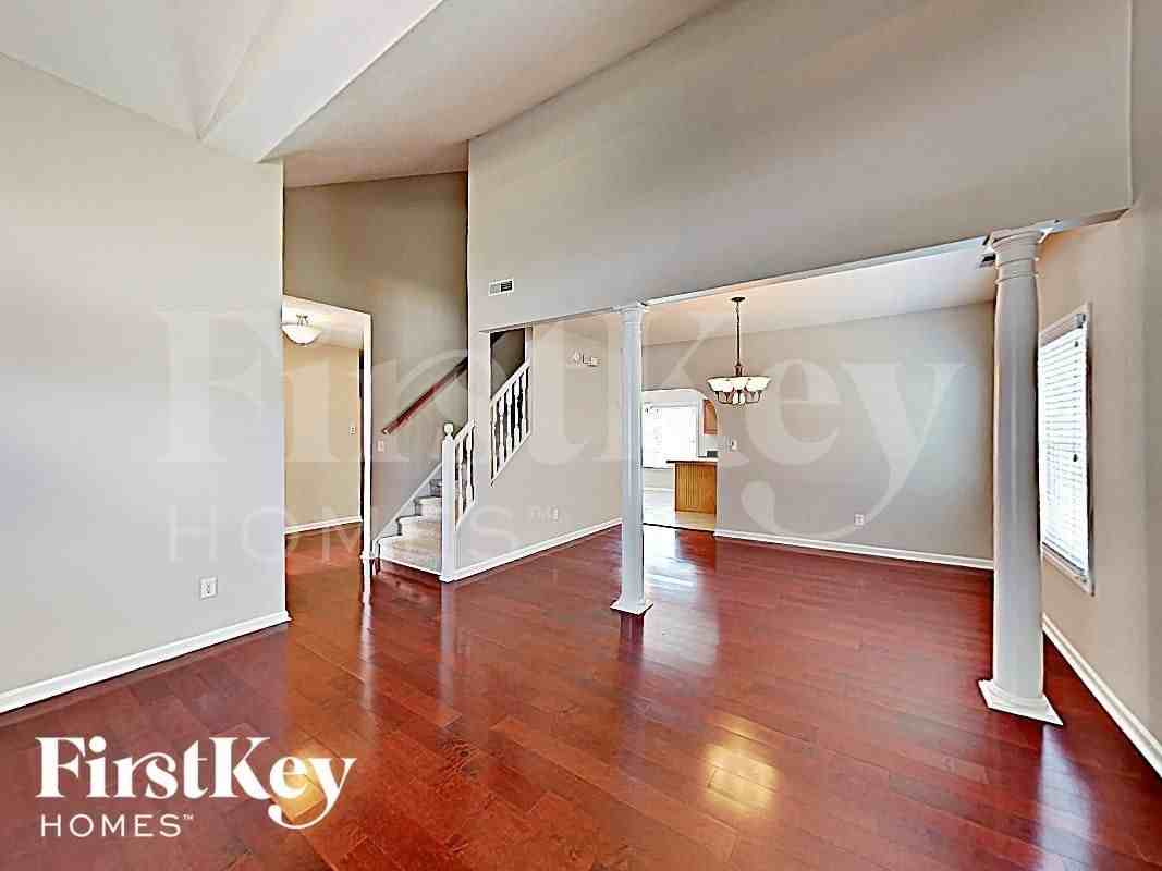 9917 Fountain Cove Ln - Photo 3 of 18