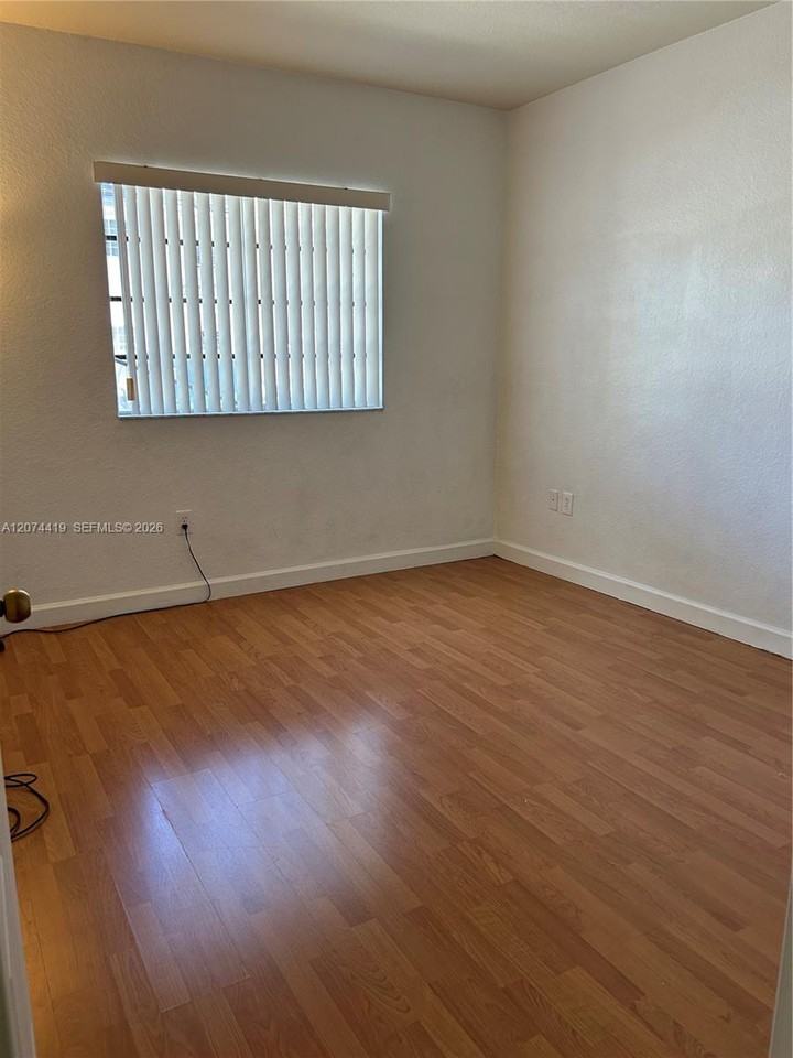 375 Ne 26th Ave - Photo 2 of 8