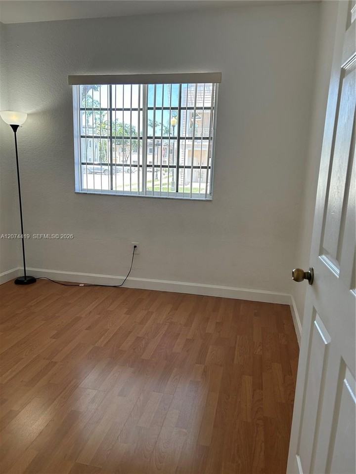 375 Ne 26th Ave - Photo 3 of 8