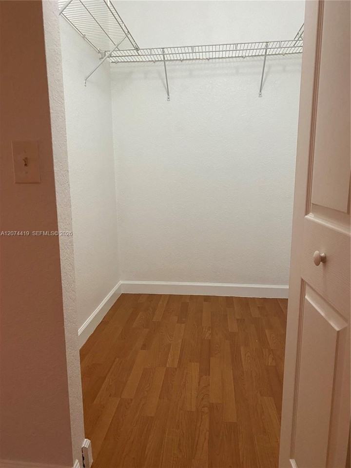375 Ne 26th Ave - Photo 6 of 8
