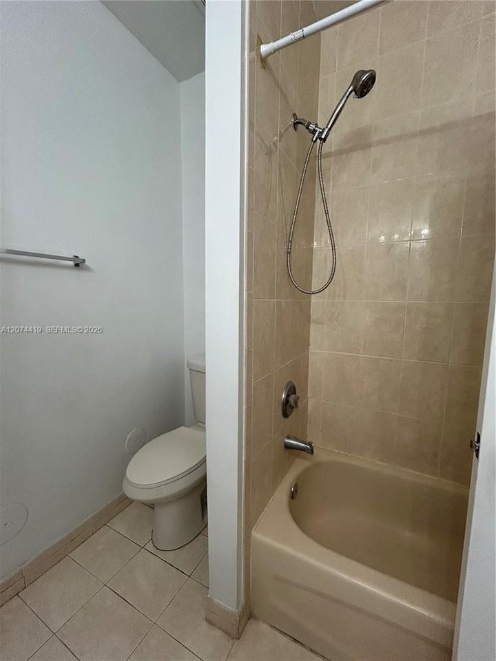 375 Ne 26th Ave - Photo 7 of 8
