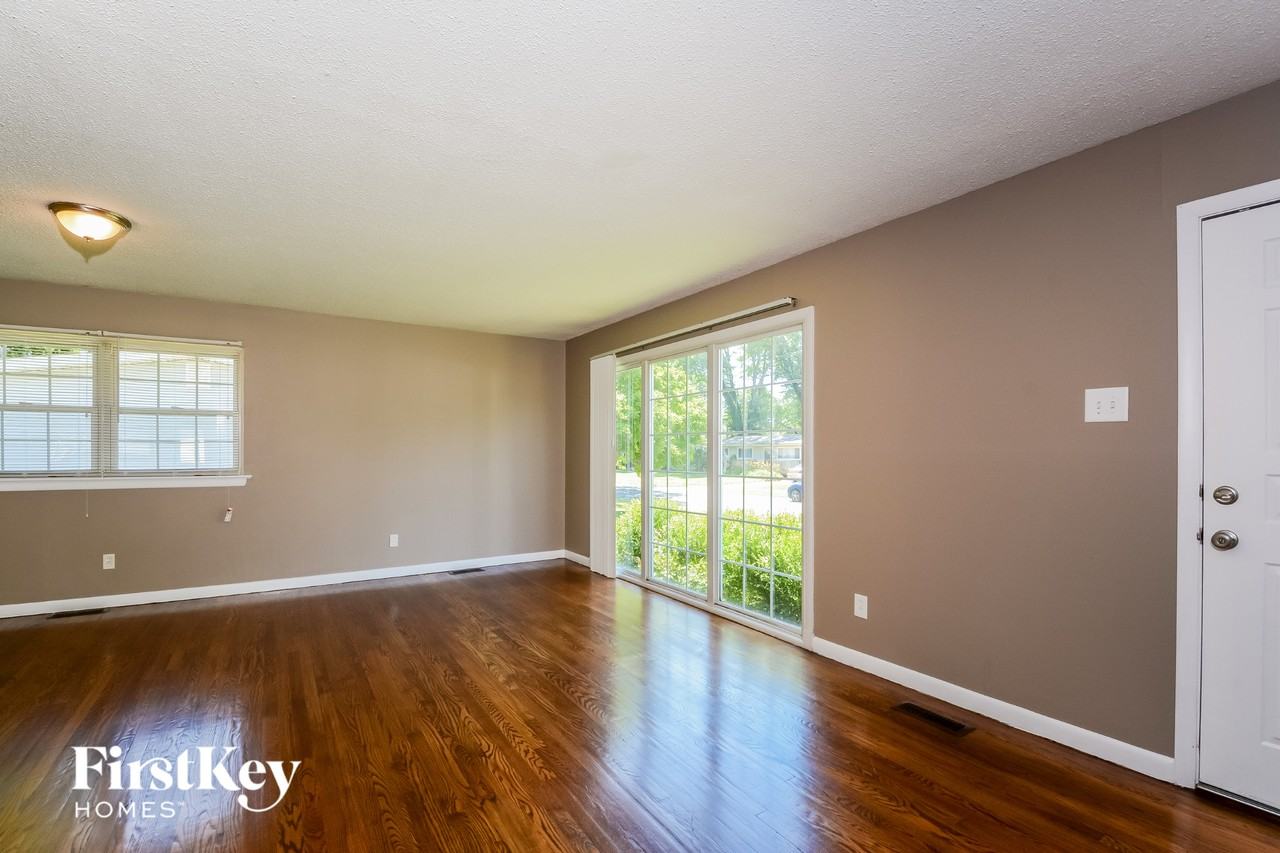 755 Gonzaga Ln - Photo 3 of 15