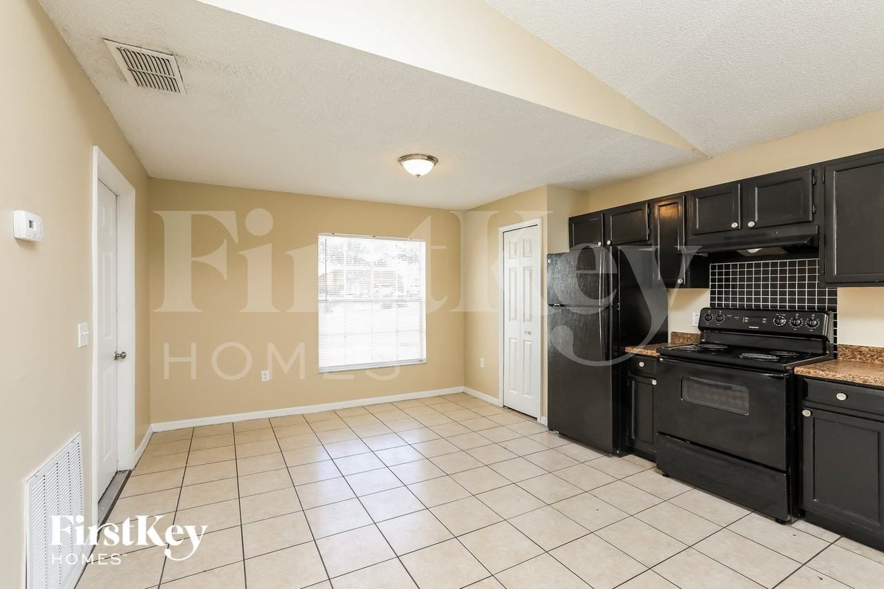 7448 Little Pond Ct - Photo 4 of 15