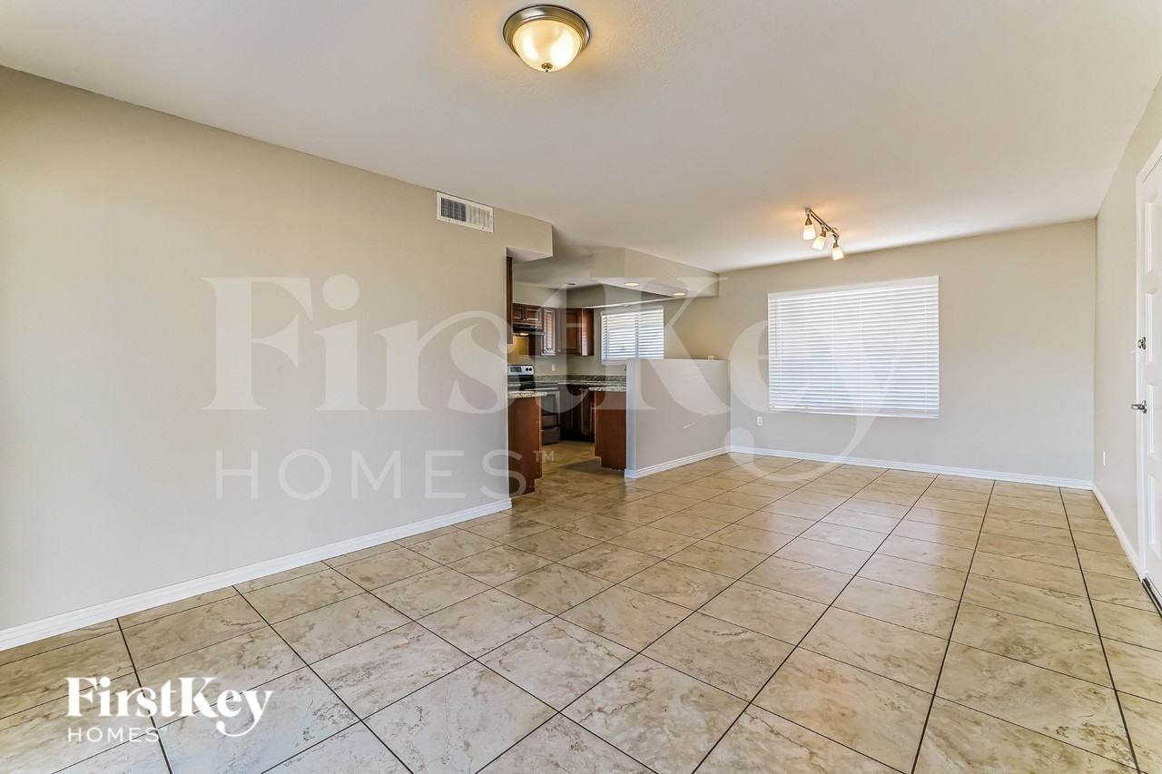 7102 W Brown St - Photo 2 of 16
