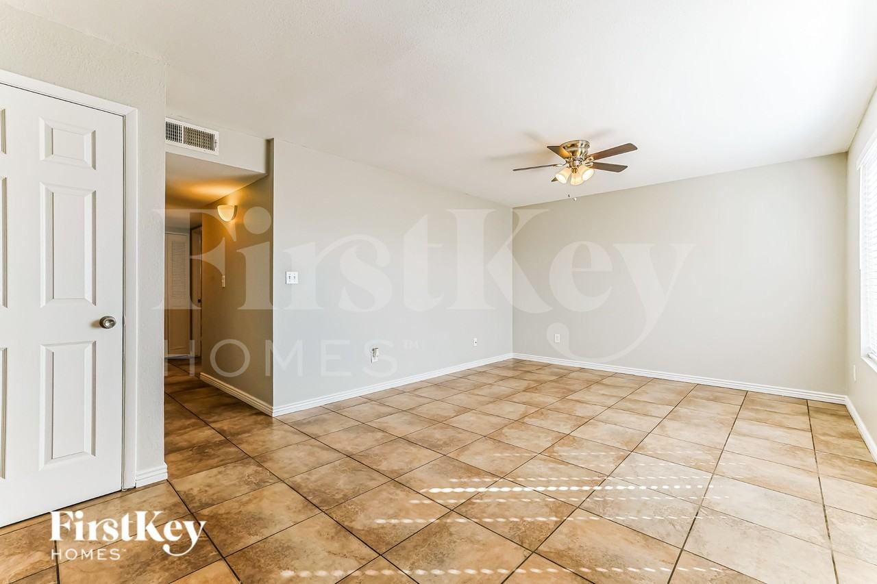7102 W Brown St - Photo 3 of 16