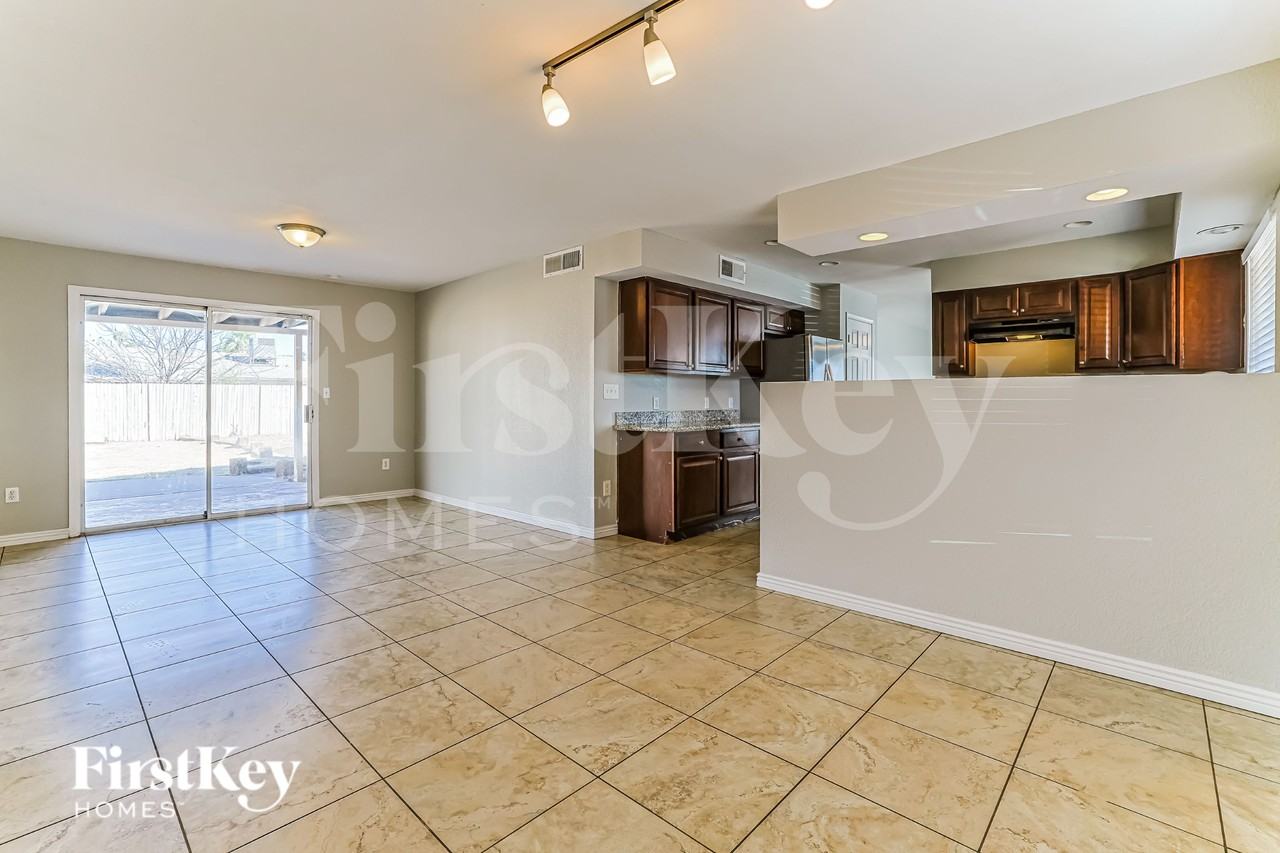 7102 W Brown St - Photo 4 of 16