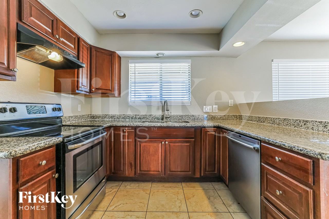 7102 W Brown St - Photo 5 of 16
