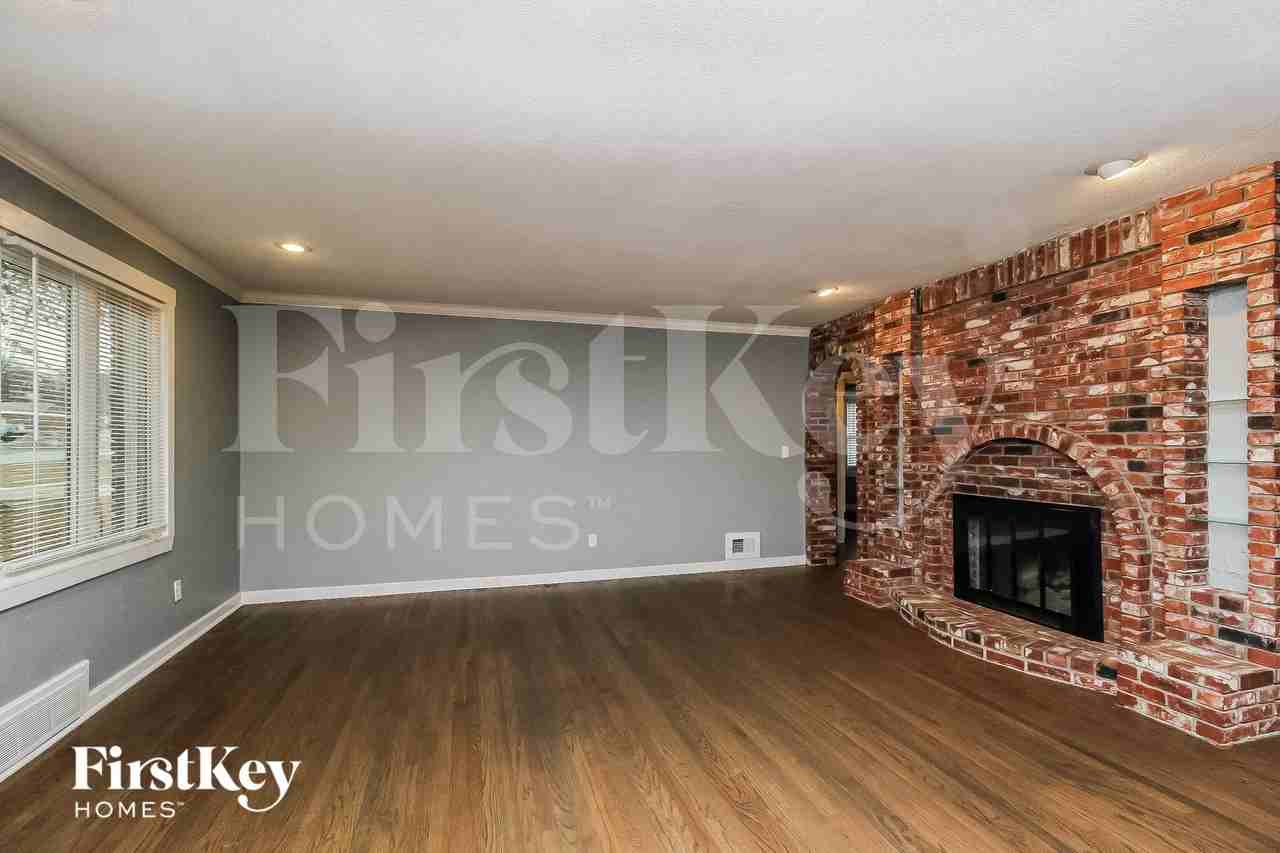 705 Ne Shady Lane Dr - Photo 2 of 15