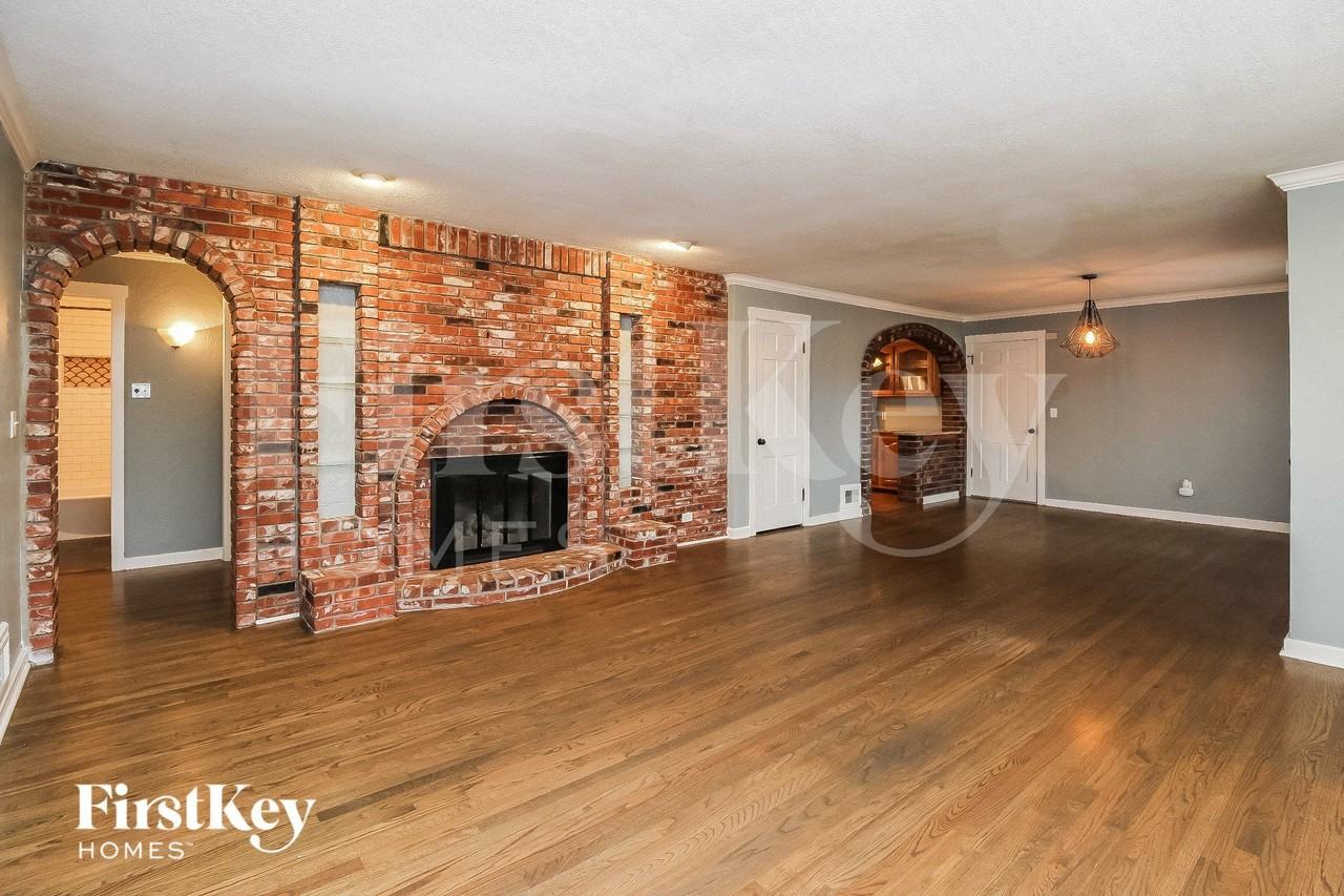 705 Ne Shady Lane Dr - Photo 3 of 15