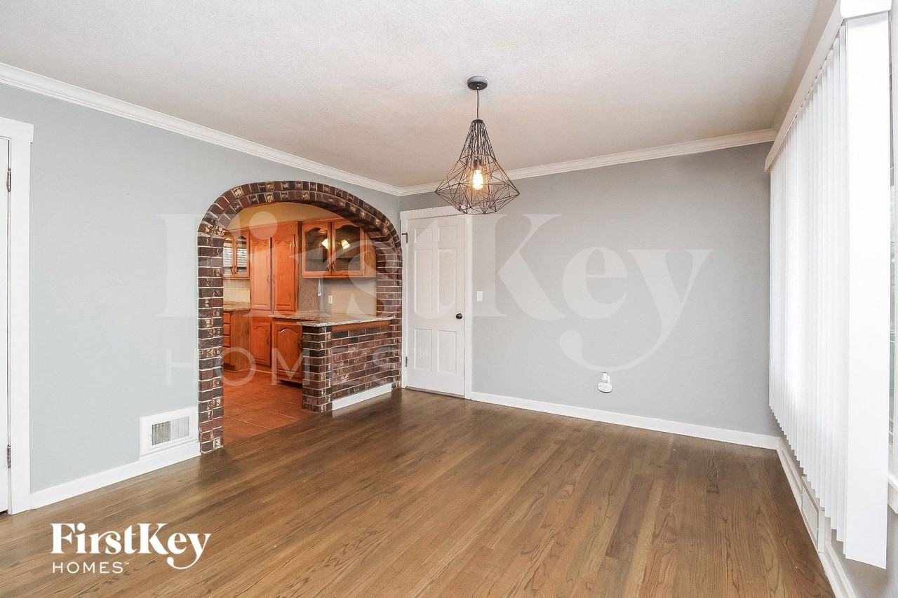 705 Ne Shady Lane Dr - Photo 4 of 15
