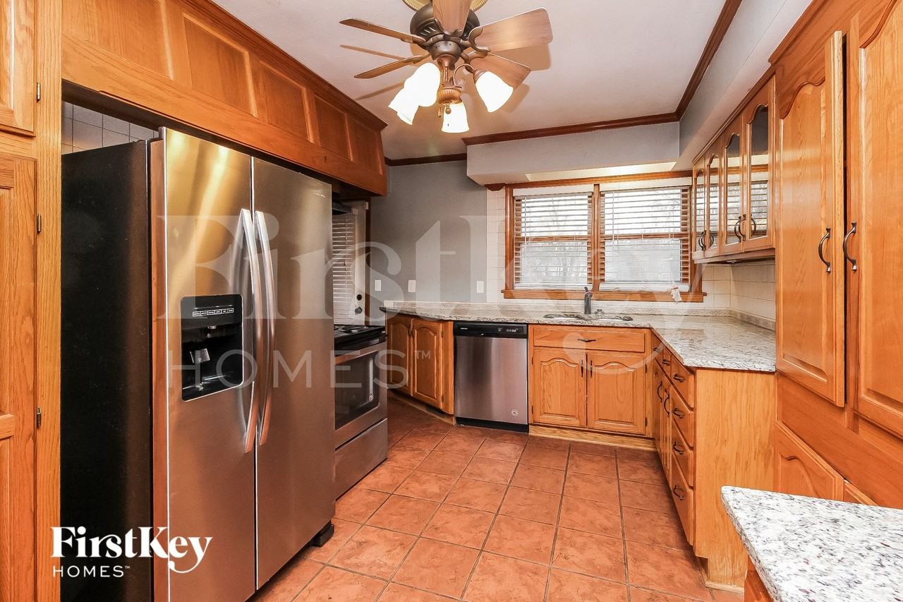 705 Ne Shady Lane Dr - Photo 5 of 15
