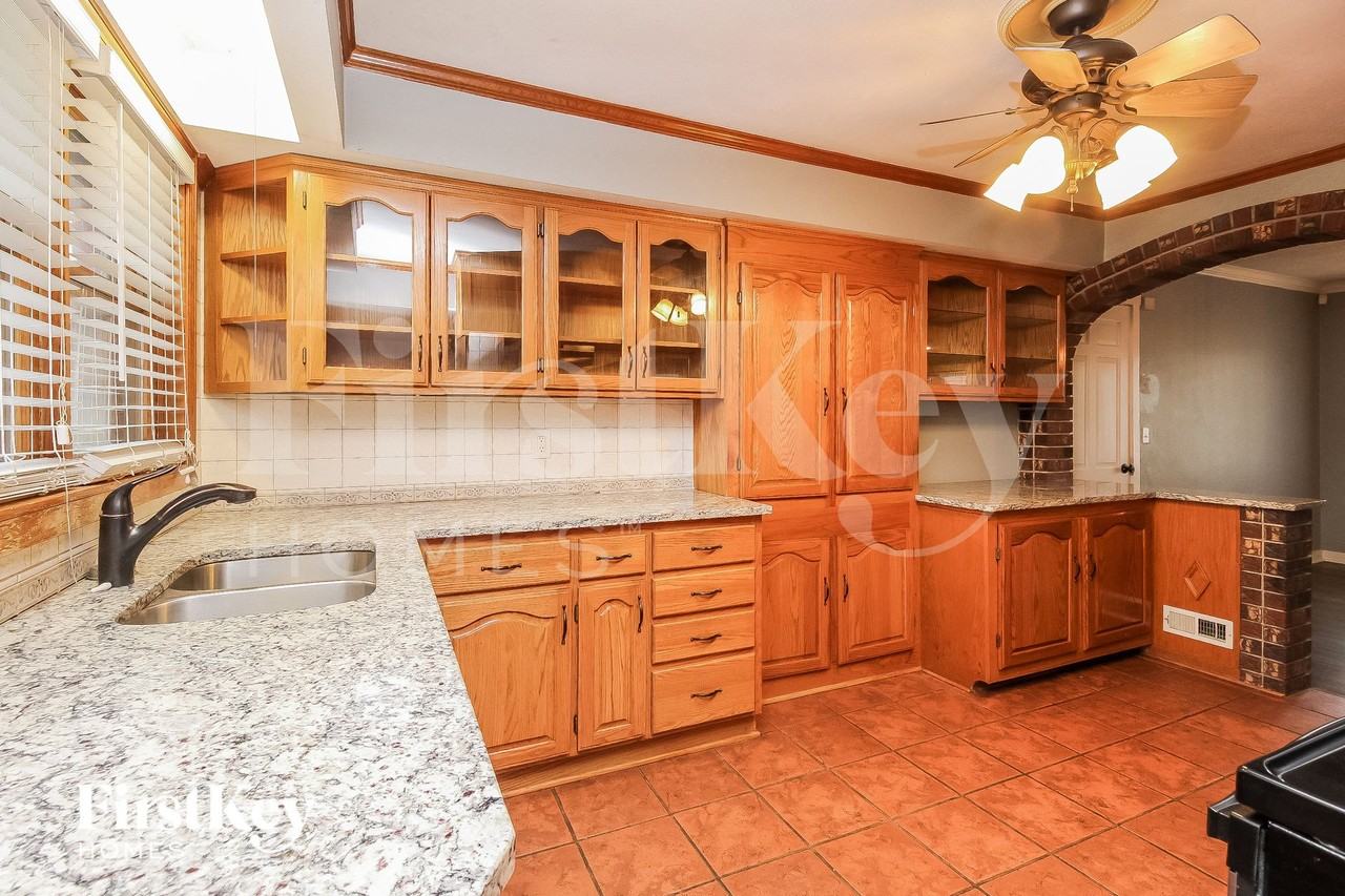 705 Ne Shady Lane Dr - Photo 6 of 15