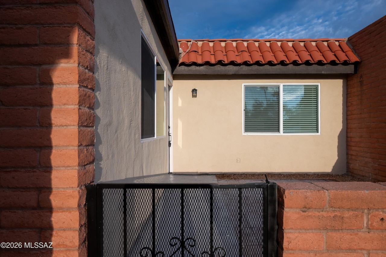 225 N Camino Del Varonil - Photo 2 of 35