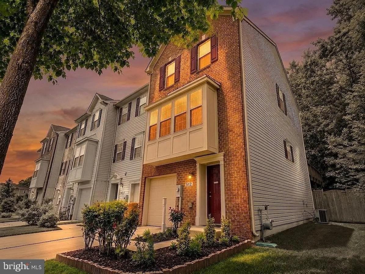 912 Hopkins Cor - Photo 4 of 34
