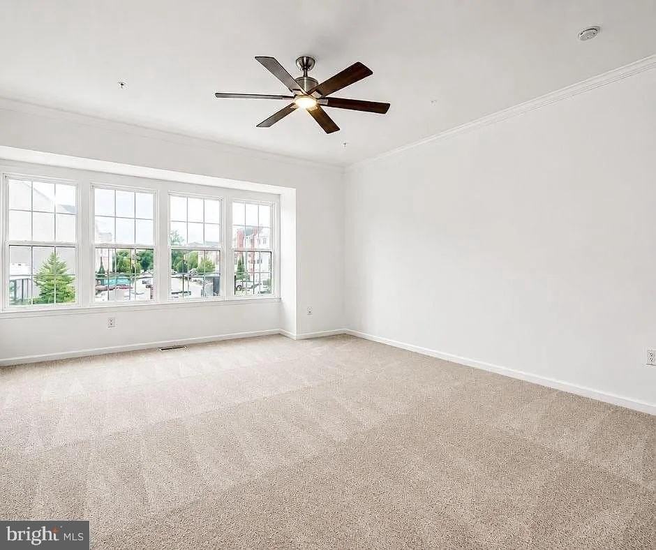 912 Hopkins Cor - Photo 6 of 34