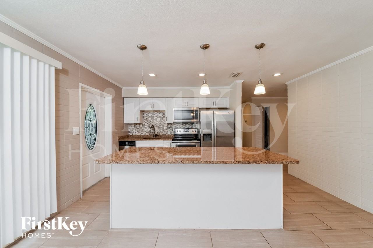 4108 15th Ave W - Photo 5 of 15