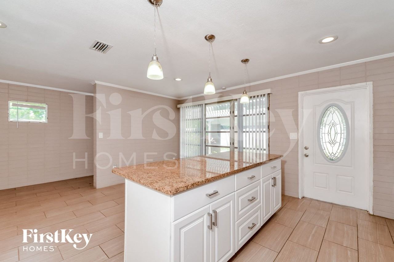 4108 15th Ave W - Photo 6 of 15
