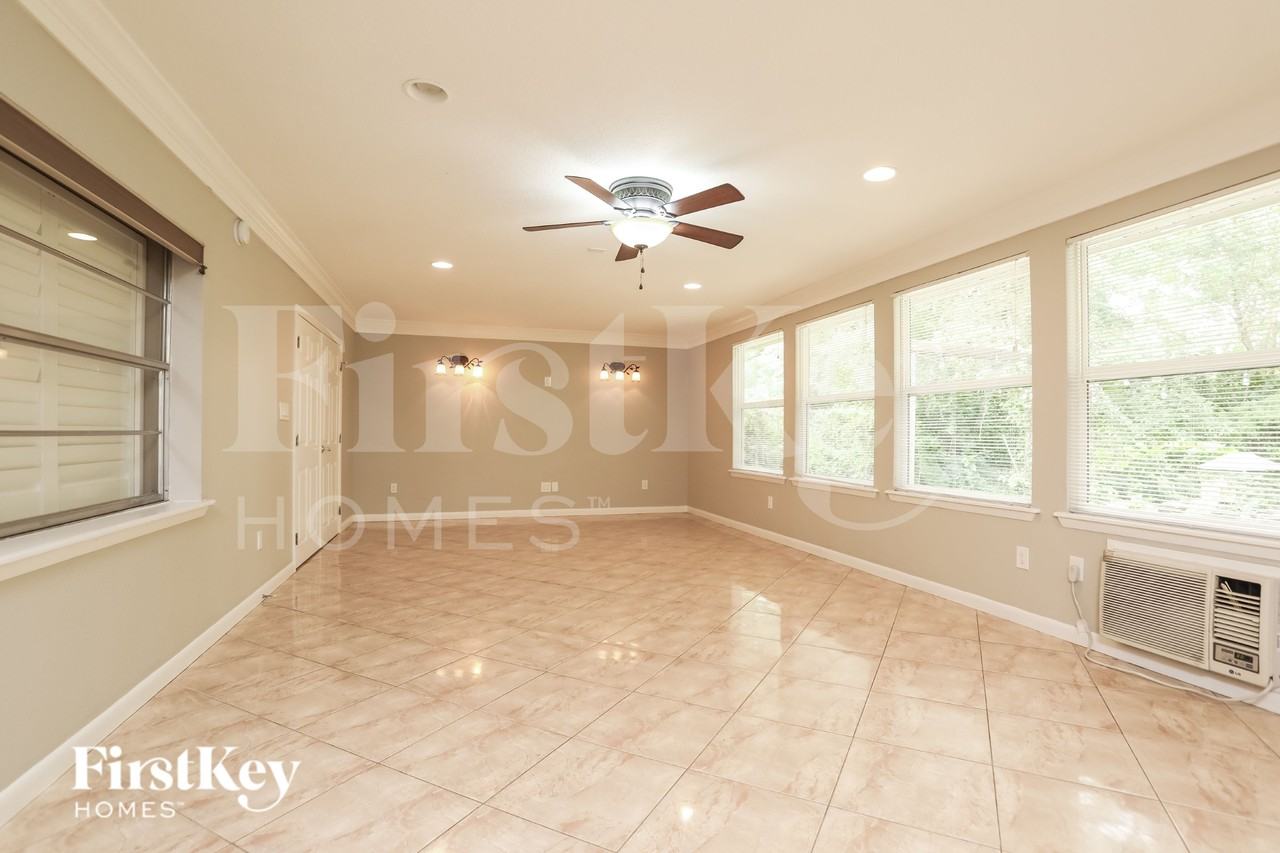 401 Broadview Ave - Photo 2 of 16