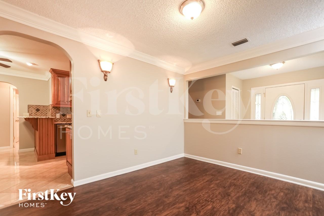401 Broadview Ave - Photo 3 of 16