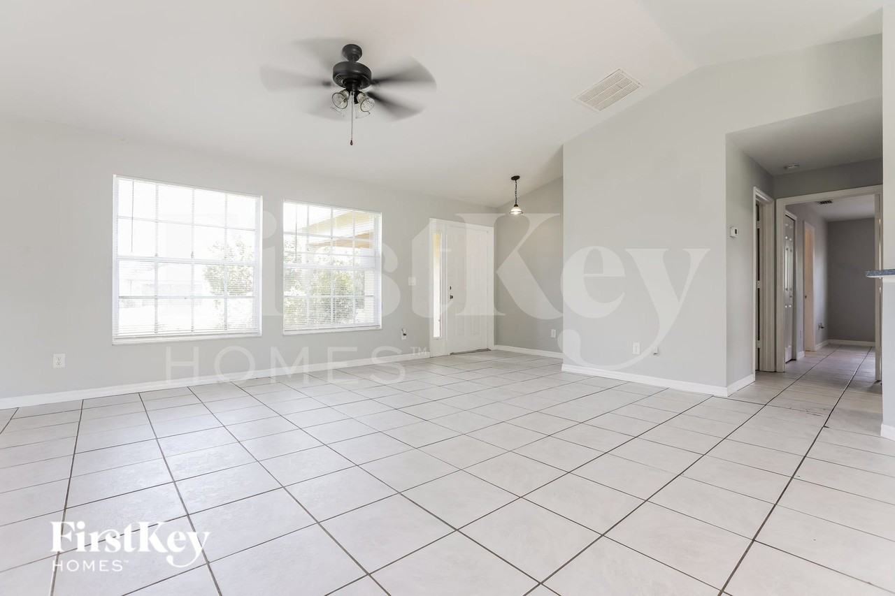 2747 Yacolt Ave - Photo 4 of 18