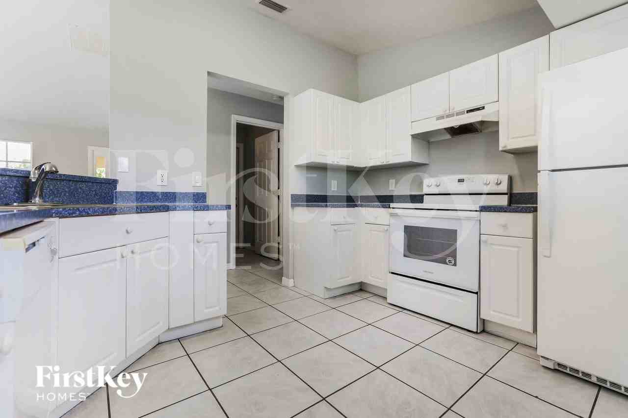 2747 Yacolt Ave - Photo 6 of 18