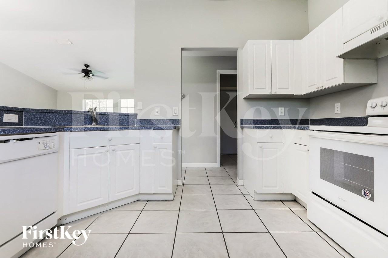2747 Yacolt Ave - Photo 7 of 18