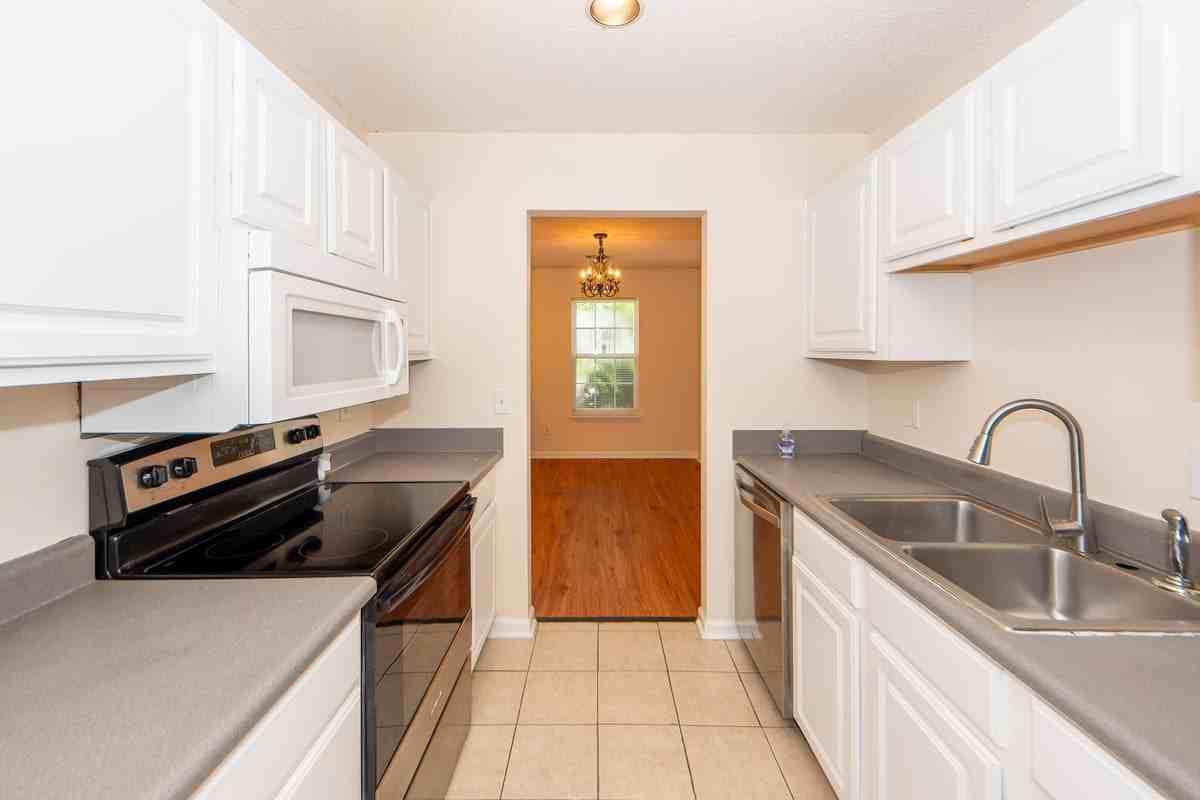 1421 Amanda Park Ln - Photo 7 of 50
