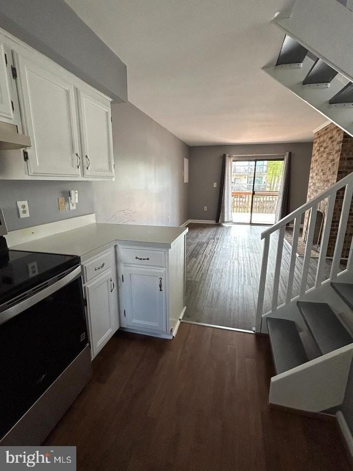 635 94th St #10J - Photo 5 of 31