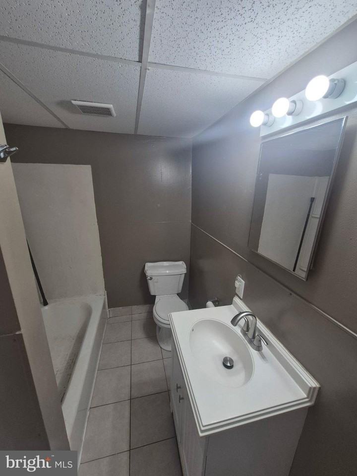 50 W Monroe St #1 - Photo 2 of 7