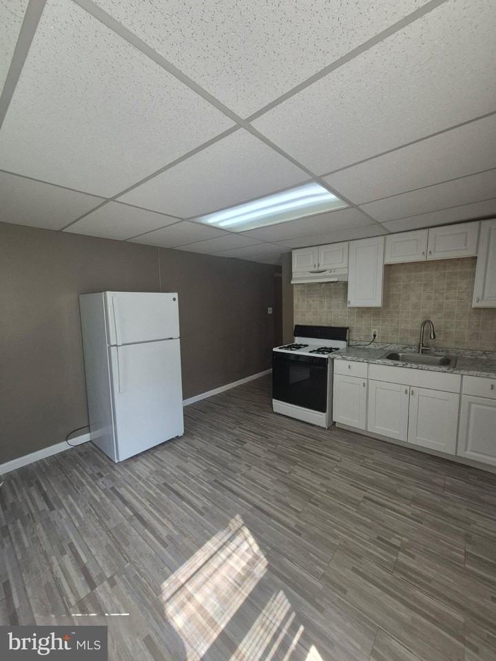 50 W Monroe St #1 - Photo 4 of 7