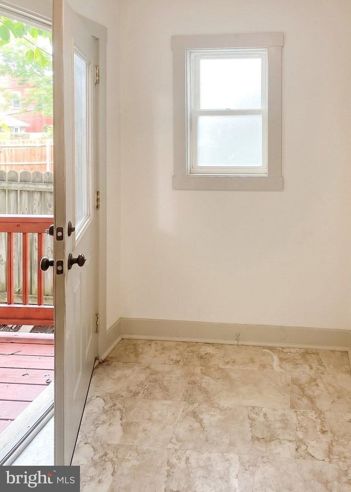 131 W Middle St - Photo 4 of 17