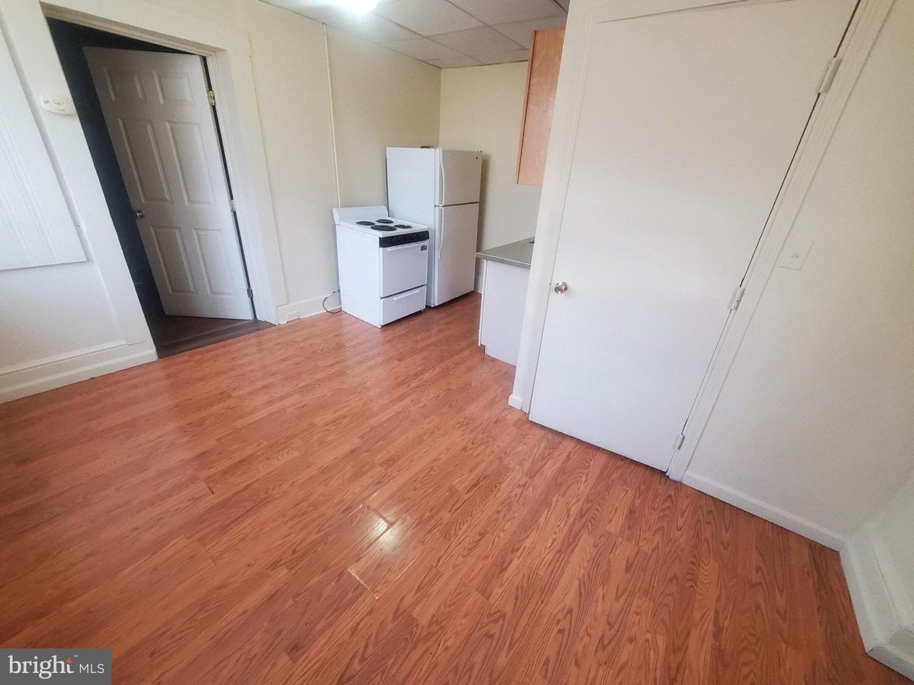 960 N 11th St #1B - Photo 2 of 6