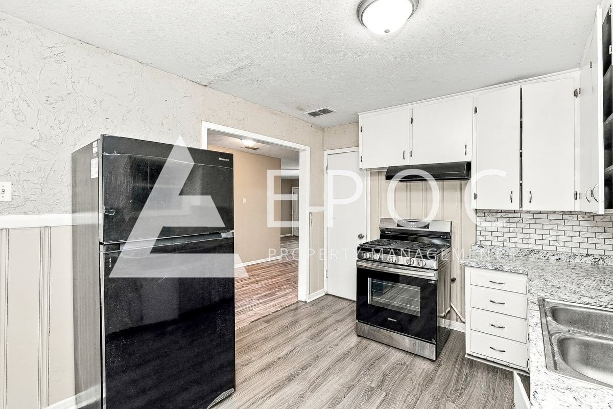2611 Lawrence Rd - Photo 2 of 30