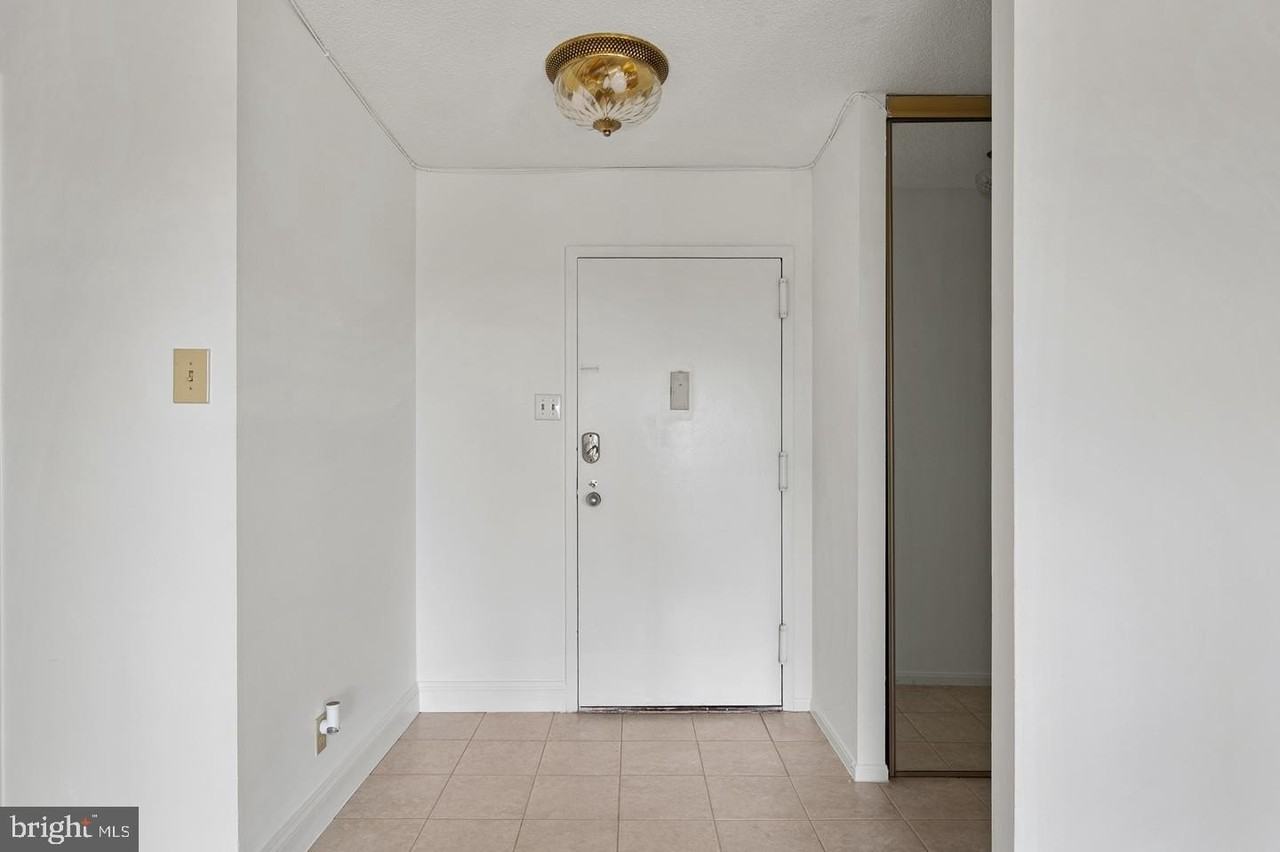 307 Yoakum Pkwy #1808 - Photo 5 of 50
