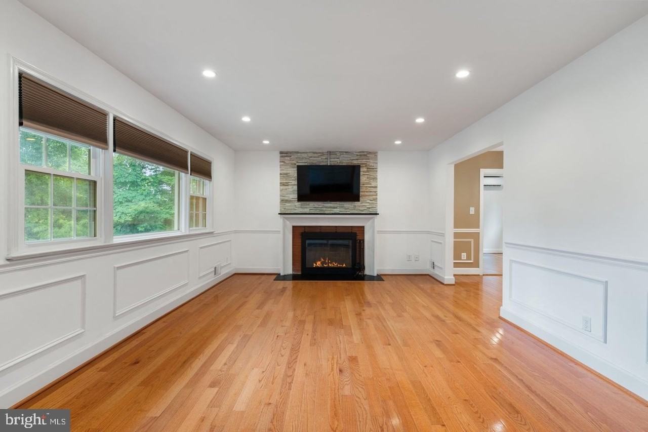 709 E Broad St - Photo 2 of 39