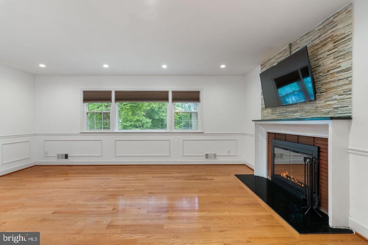709 E Broad St - Photo 4 of 39