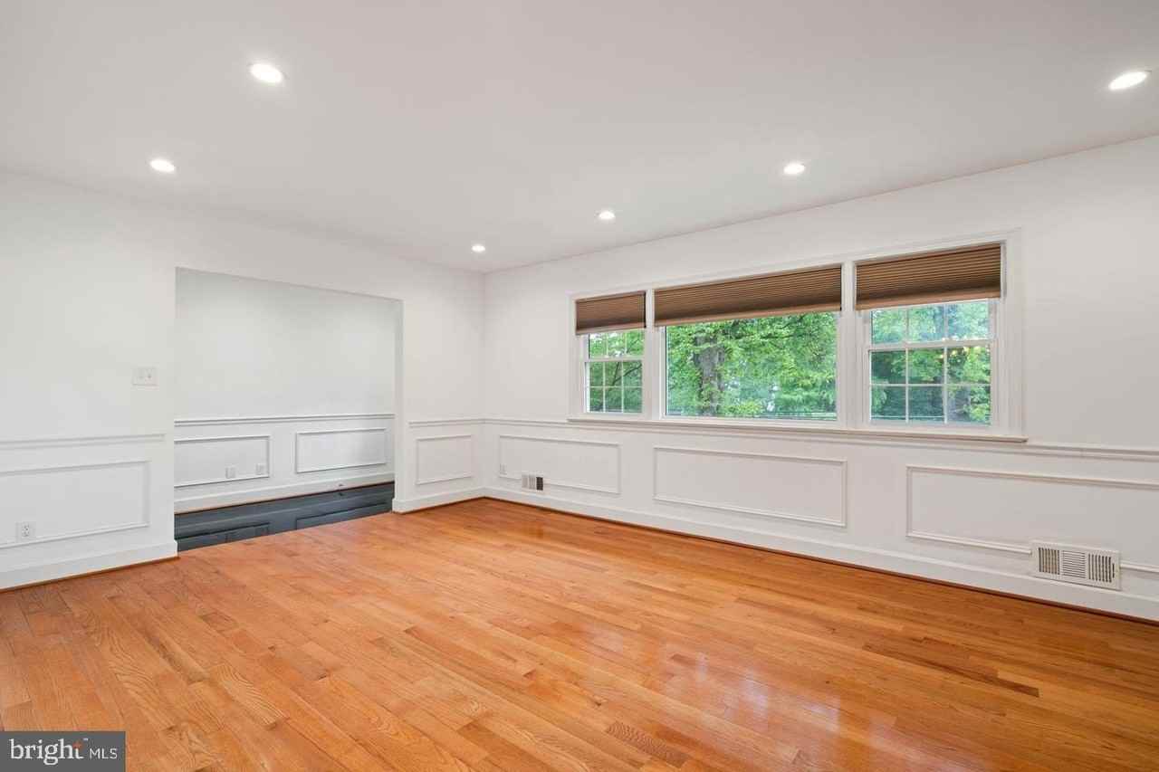 709 E Broad St - Photo 5 of 39