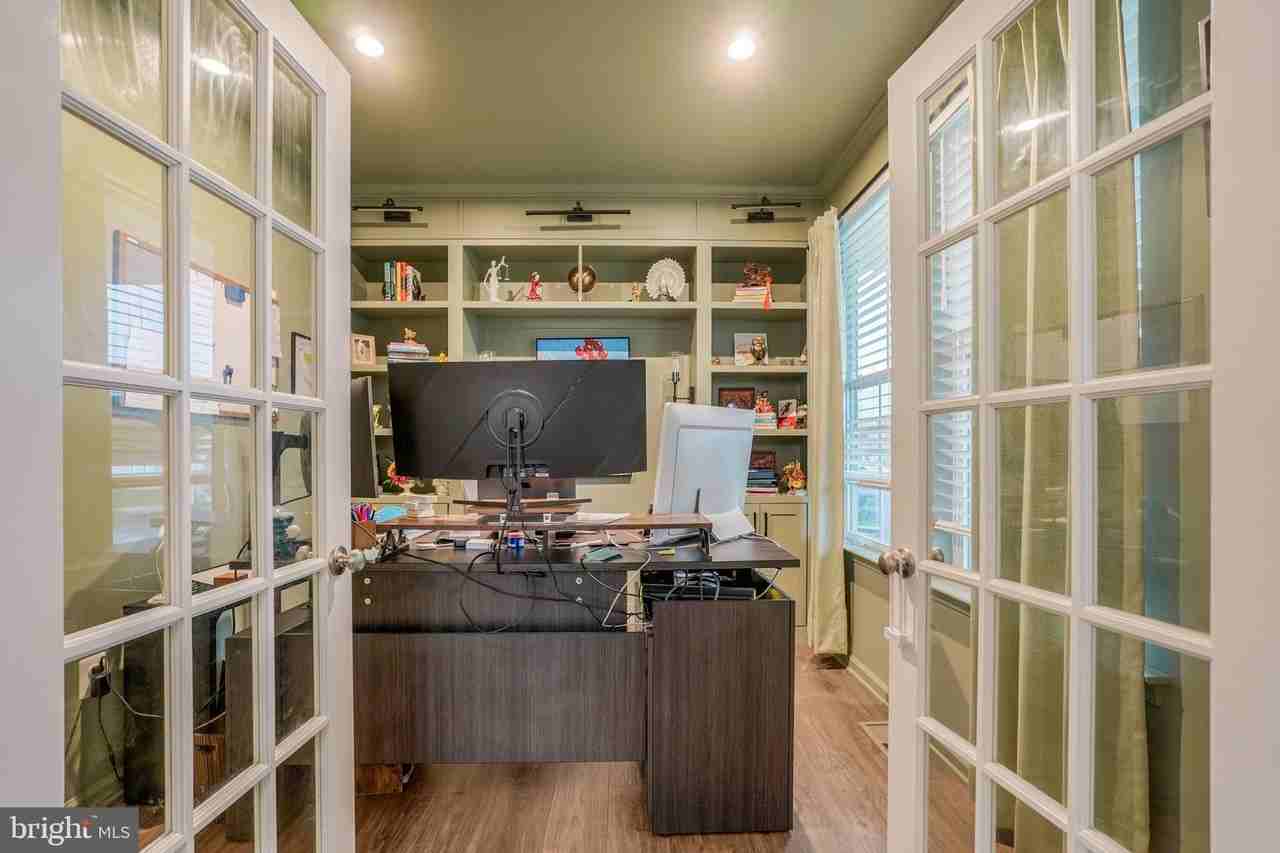 10008 S Streamview Ct - Photo 5 of 50