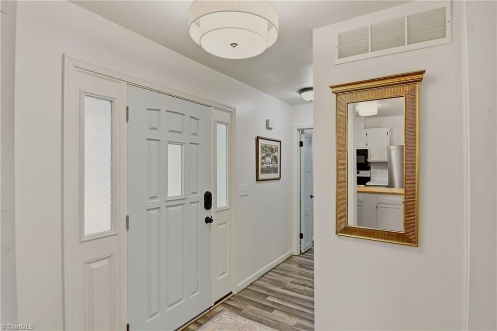4403 Kingsland Dr - Photo 4 of 31