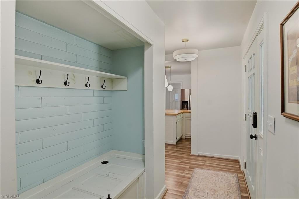 4403 Kingsland Dr - Photo 5 of 31